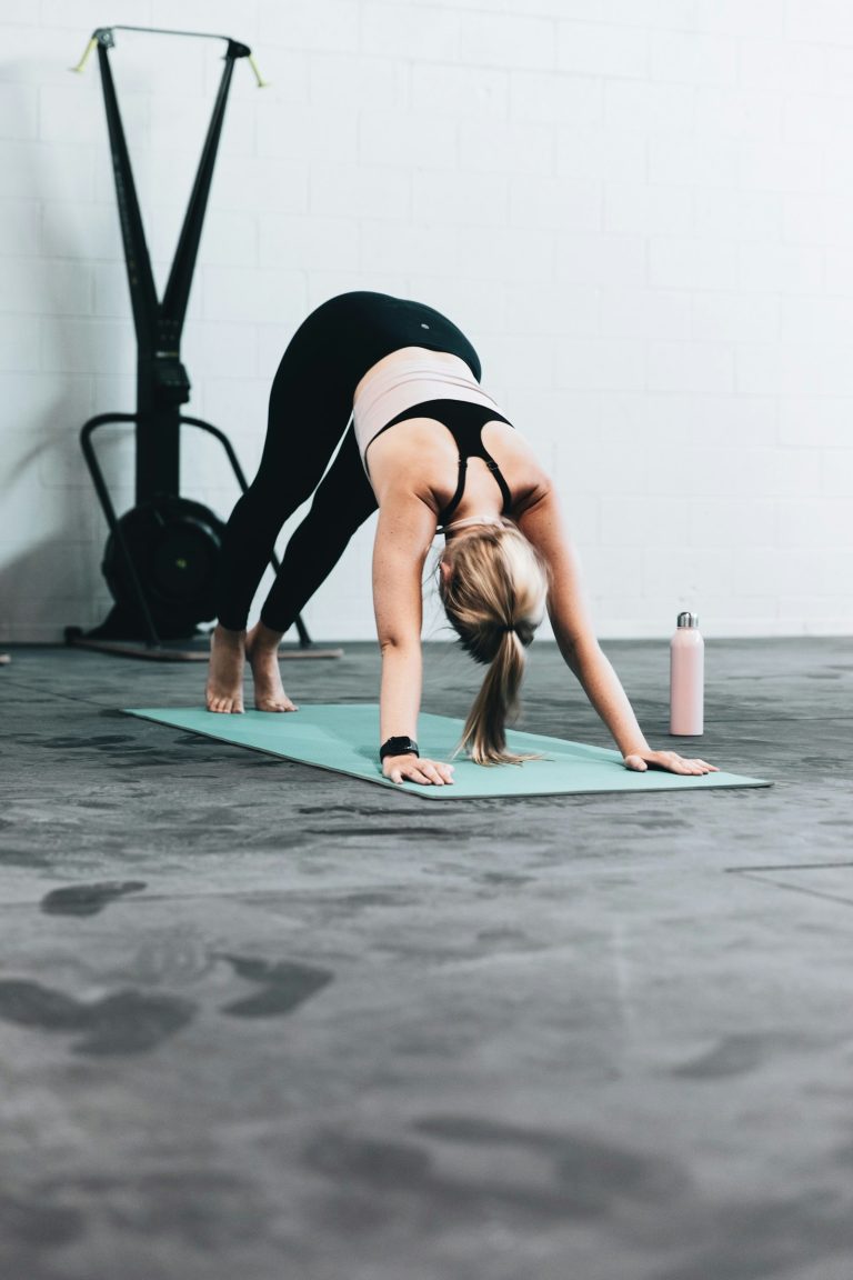 Alumna haciendo un estiramiento de pilates junto al equipo del estudio
